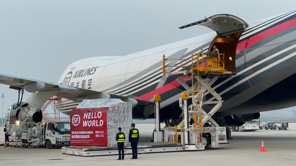 4月1日，工作人員在湖北鄂州花湖機場利用航空貨運設備向機艙內裝載貨物。