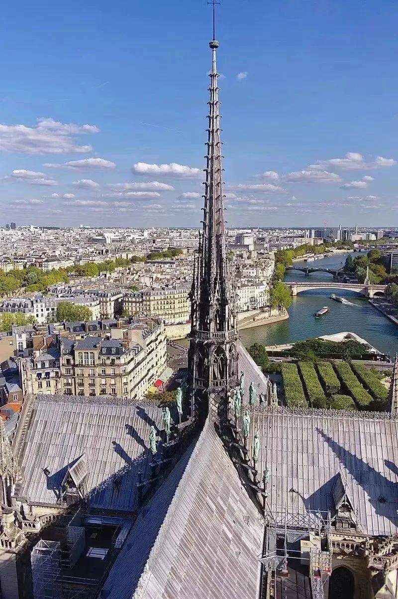 火災前的巴黎聖母院塔尖