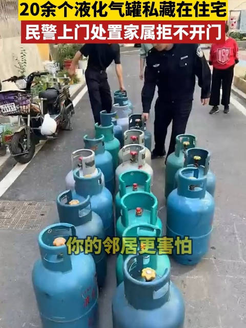 做饭时煤气罐突然爆燃，究竟该怎么办？男子用雨伞拉罐...