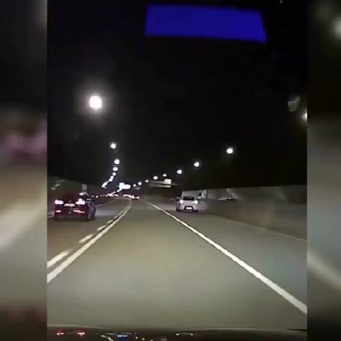 黑车:神龙摆尾 白车:啊？ 我也会……