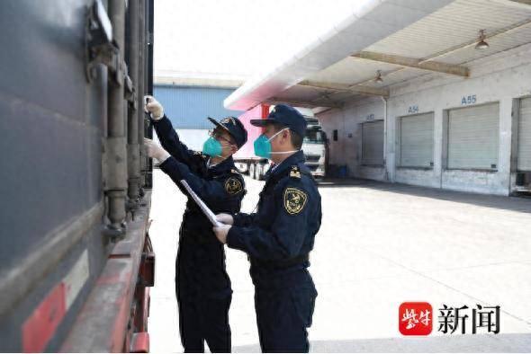 南京禄口机场海关关员正在对转关邮件进行验核。张珺 摄