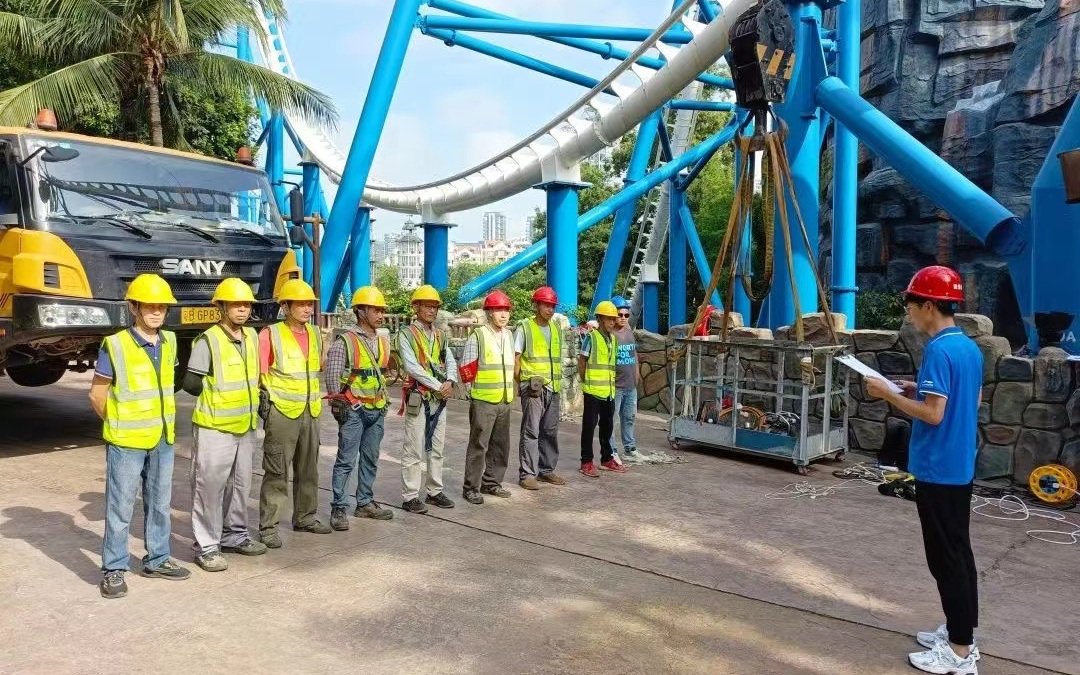 园方此前对“雪域雄鹰”项目进行检修。图源:深圳欢乐谷官方公众号