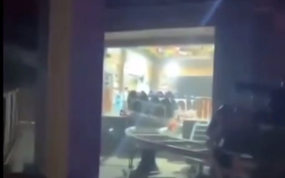 发生碰撞后的过山车。图源:我们视频