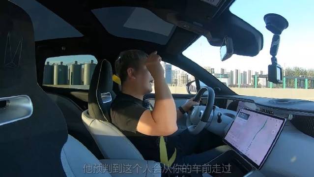 对这辆阿维塔11印象最深的有两点……