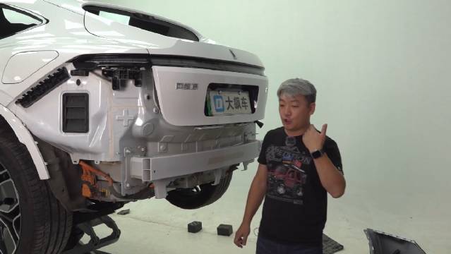 这辆阿维塔11的防撞梁出乎我们意料……