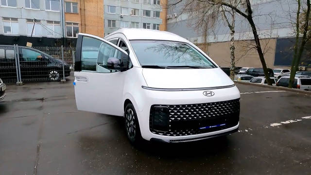 俄罗斯经销商实拍现代Staria高顶4排9座版