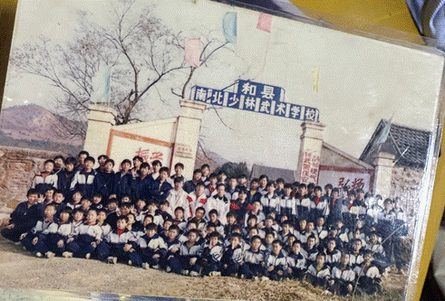 南北少林武术学校的学生合影。