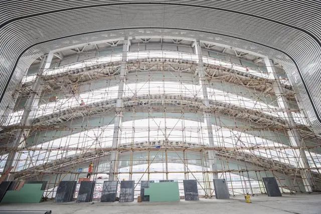 10月31日,中建三局的工人在海口江东发展大厦项目施工作业。新华社记者 张丽芸 摄