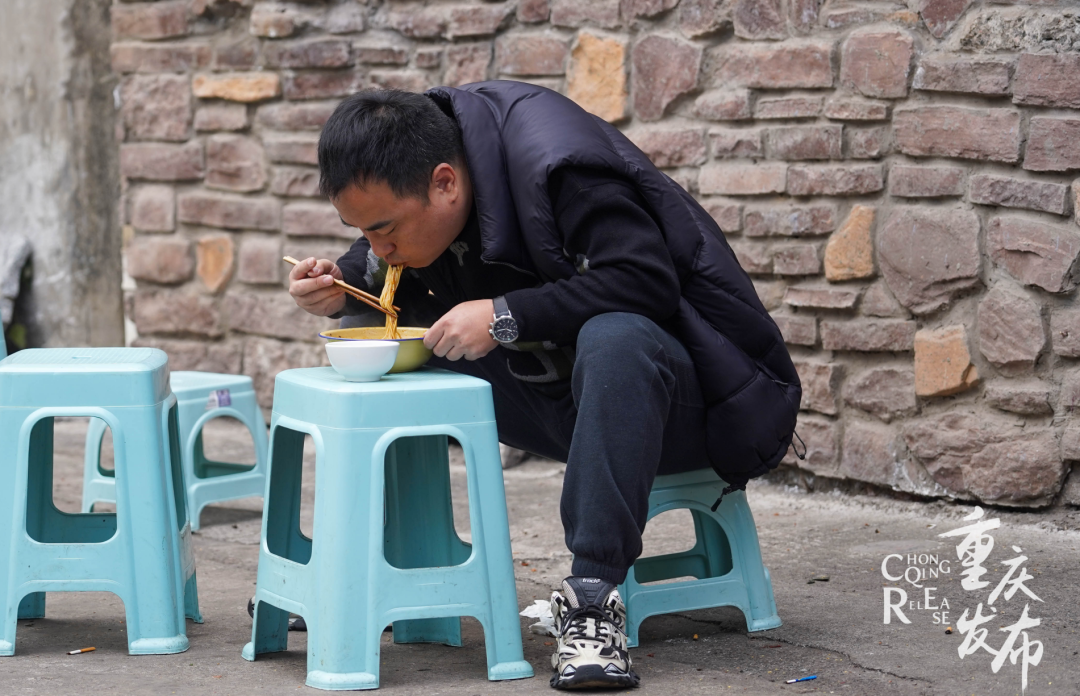 清晨,市民在吃板凳面。(资料图)吴汪洋 摄