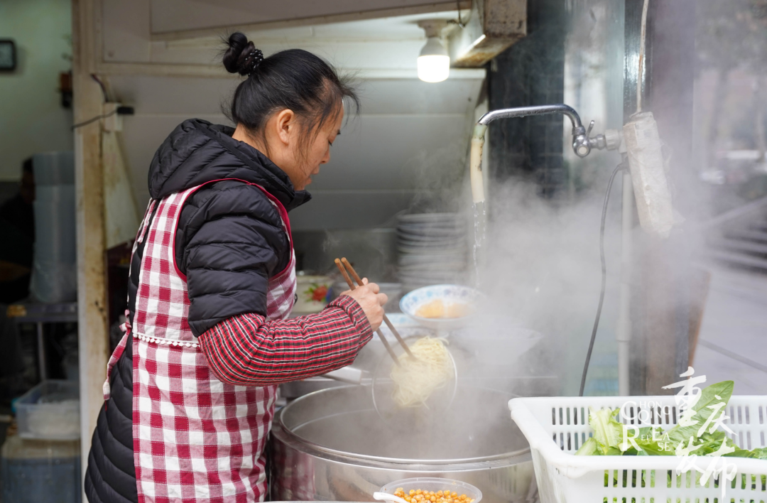 烧水、煮面、挑面、淋臊子……小面馆早晨生意多。(资料图)吴汪洋 摄