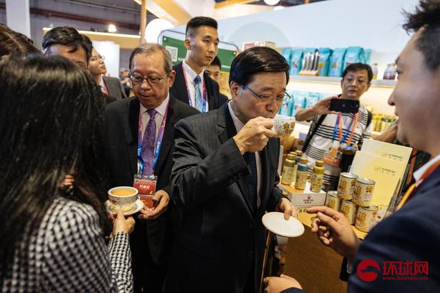 【图集】李家超探访进博会香港展馆，品尝特色奶茶
