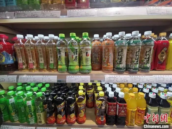 圖為某超市售賣的飲料。中新網記者 謝藝觀 攝