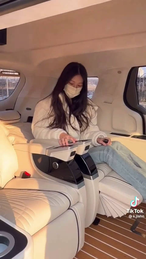 韩国妹纸体验起亚嘉华高顶商务版……