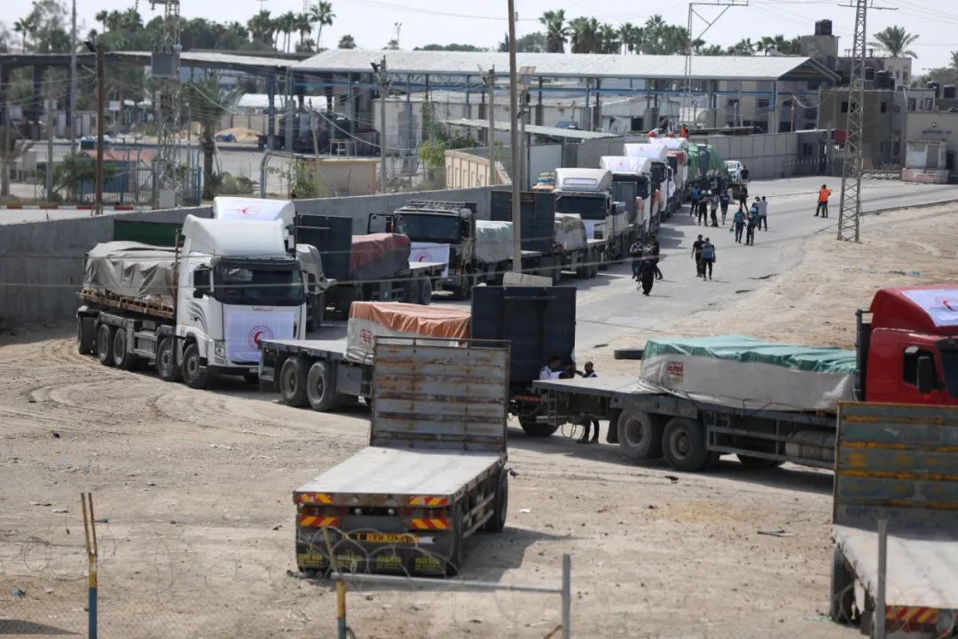 10月21日，裝載有人道援助物資的貨車通過拉法口岸進入加沙地帶。新華社發（哈立德·奧馬爾攝）