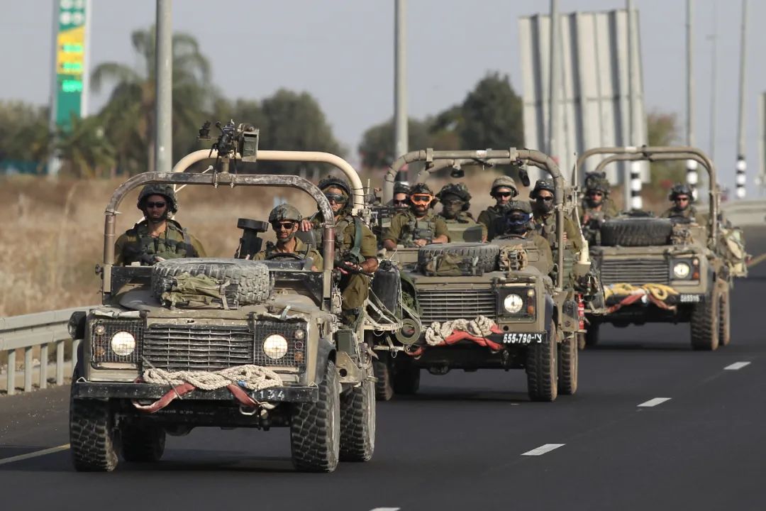 10月28日，以軍車輛在加沙邊境以色列一側巡邏。新華社發（伊蘭·阿薩亞格攝/基尼圖片社）