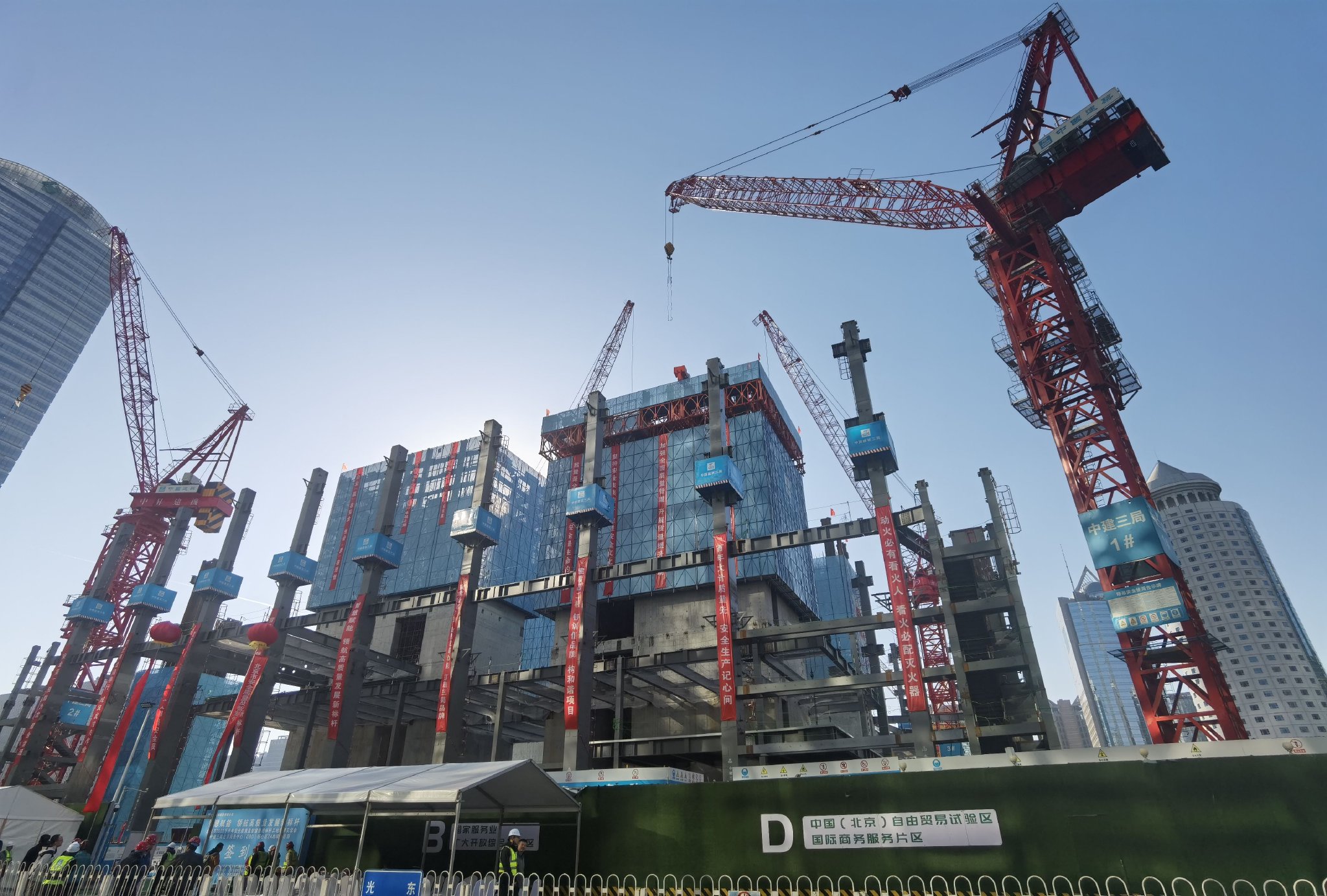 北京東三環在建商業辦公樓用上新一代「空中造樓機」 - 新浪香港