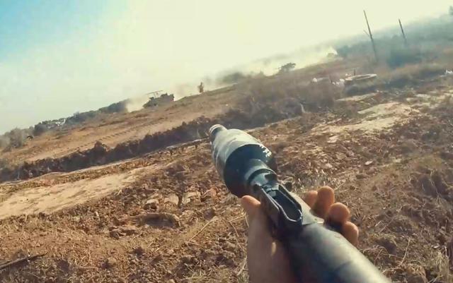 當地時間2023年11月1日，加沙地帶，哈馬斯發佈“地道作戰”視頻，武裝人員從洞中鑽出摧毀以軍坦克。（視頻截圖）