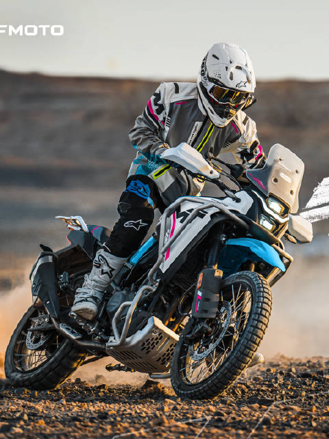 春风450MT米兰车展亮相，配置一样，外观不同，你更喜欢哪个？