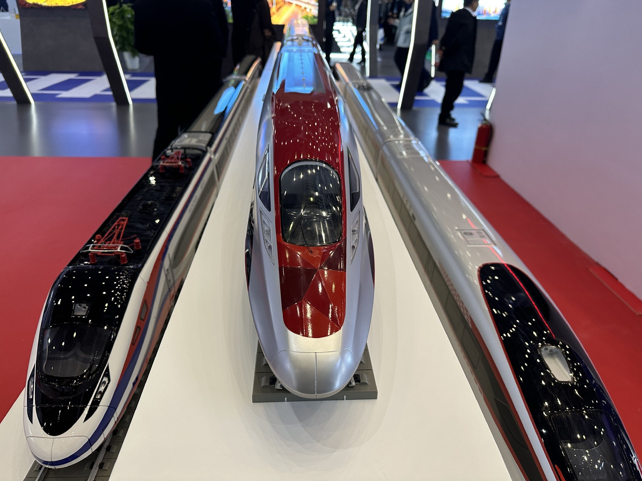 雅萬高鐵高速動車組列車模型，車頭部分的紋理取自有「印尼國寶」之稱的科木多龍。 新京報記者 陶冉 攝