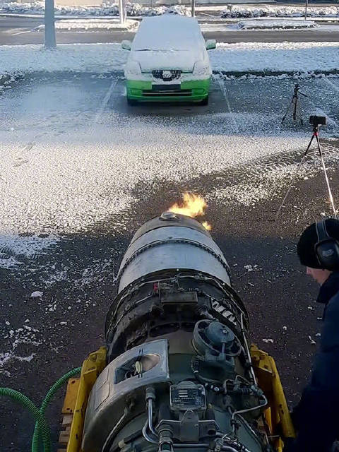 实拍！用喷气发动机给汽车除雪！