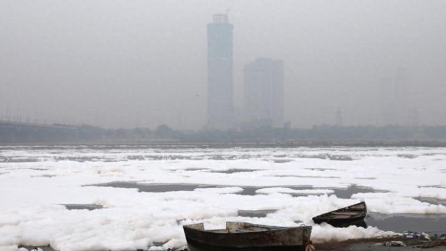 當地時間2023年11月7日，印度新德里，當地空氣汙染嚴重，城市被霧霾籠罩，亞穆納河面漂浮白色泡沫。 IC photo 圖