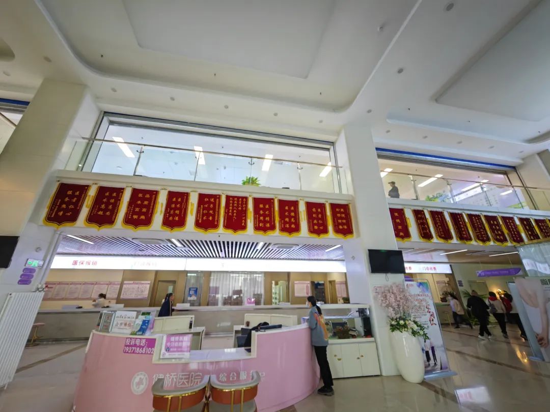 圖為11月7日拍攝的襄陽健橋醫院一樓大廳。新華社記者 侯文坤 攝