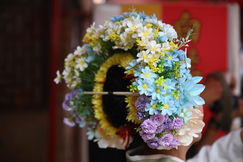 在泉州蟳埔村拍攝的簪花頭飾。新華社記者 周義 攝