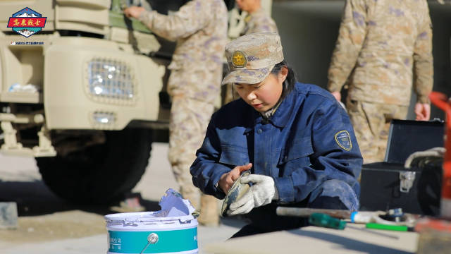 能开会修，咱可不比男兵差。（张国静、路前进、薛钦文）