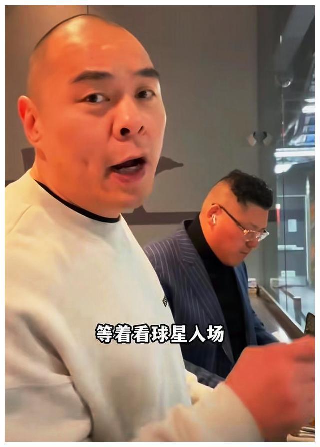 拳王张志磊惊艳亮相NBA赛场，主持人隆重介绍，现场掀起轰动！