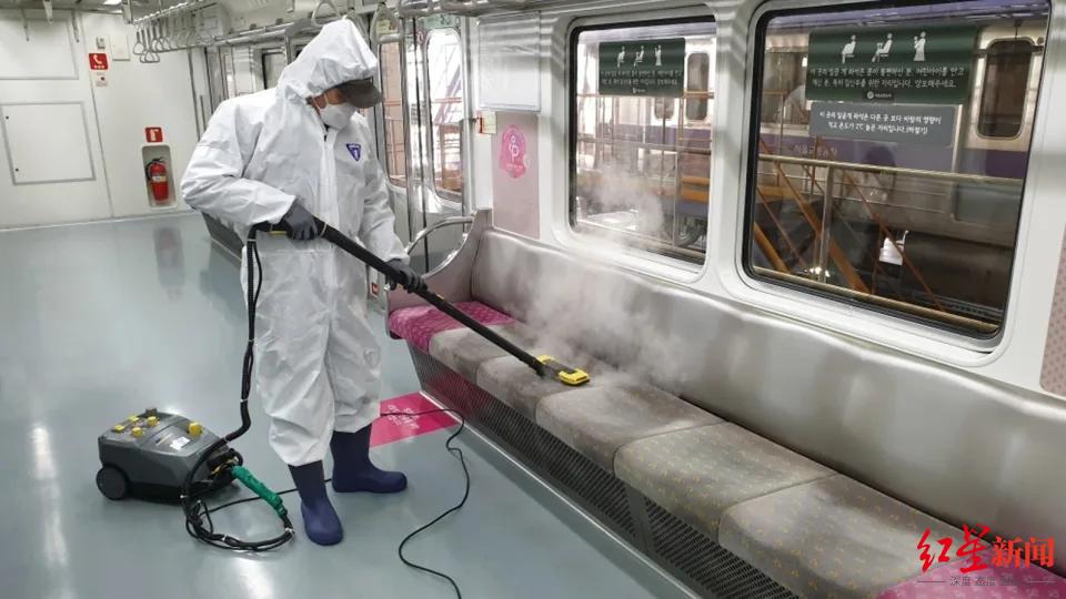 ▲爆发“床虱危机”后,韩国地铁工作人员正在消杀