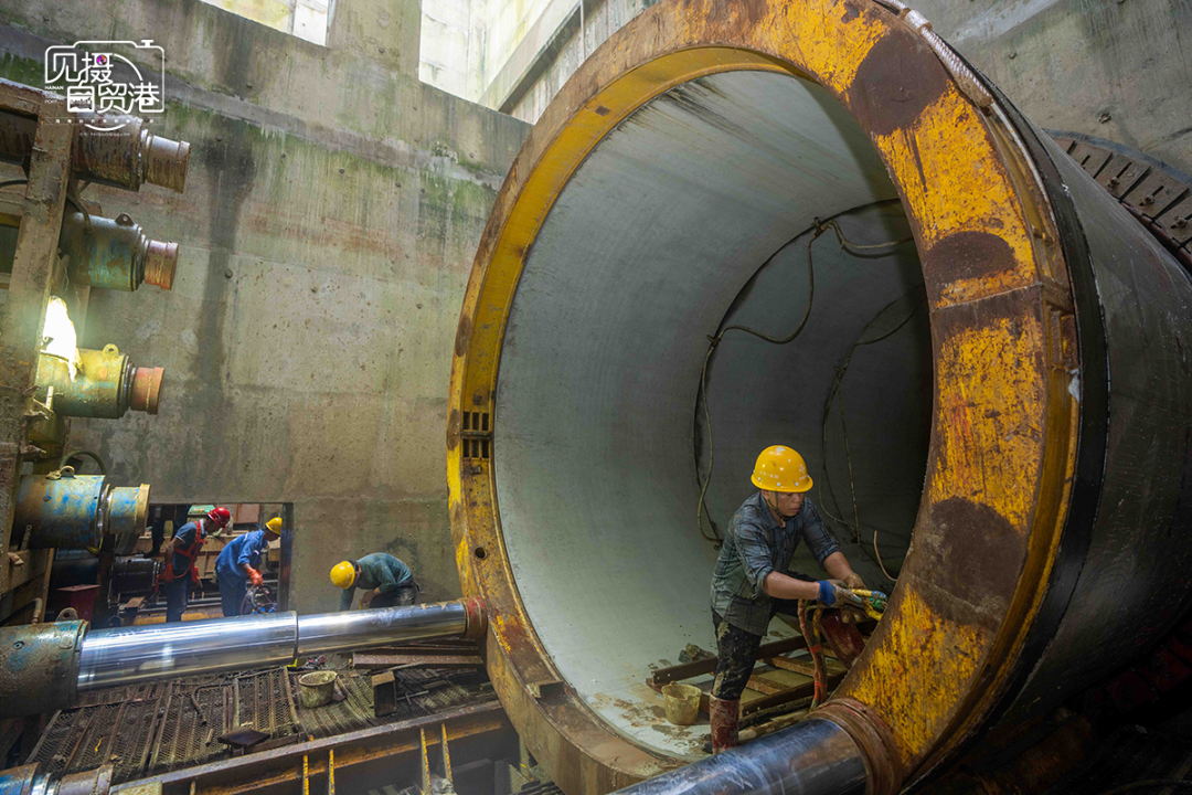 11月9日,由中交一航局承建的海口市临空经济区水系整治工程现场,建设者们在地下约12层楼深的工作井内作业。记者 袁琛 摄