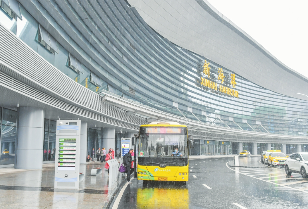 11月12日,在新海港客运综合枢纽站外,新开通的公交车线路有序运营。记者 孙士杰 摄