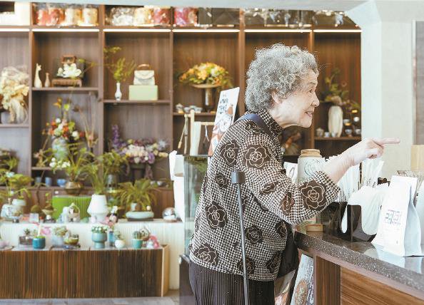 一位頭髮花白的老年居民正在逛內山書局花店