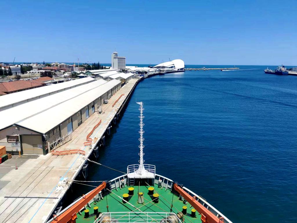 11月15日，「雪龍」號停泊在澳州弗里曼特爾碼頭。（中國第40次南極考察隊供圖）