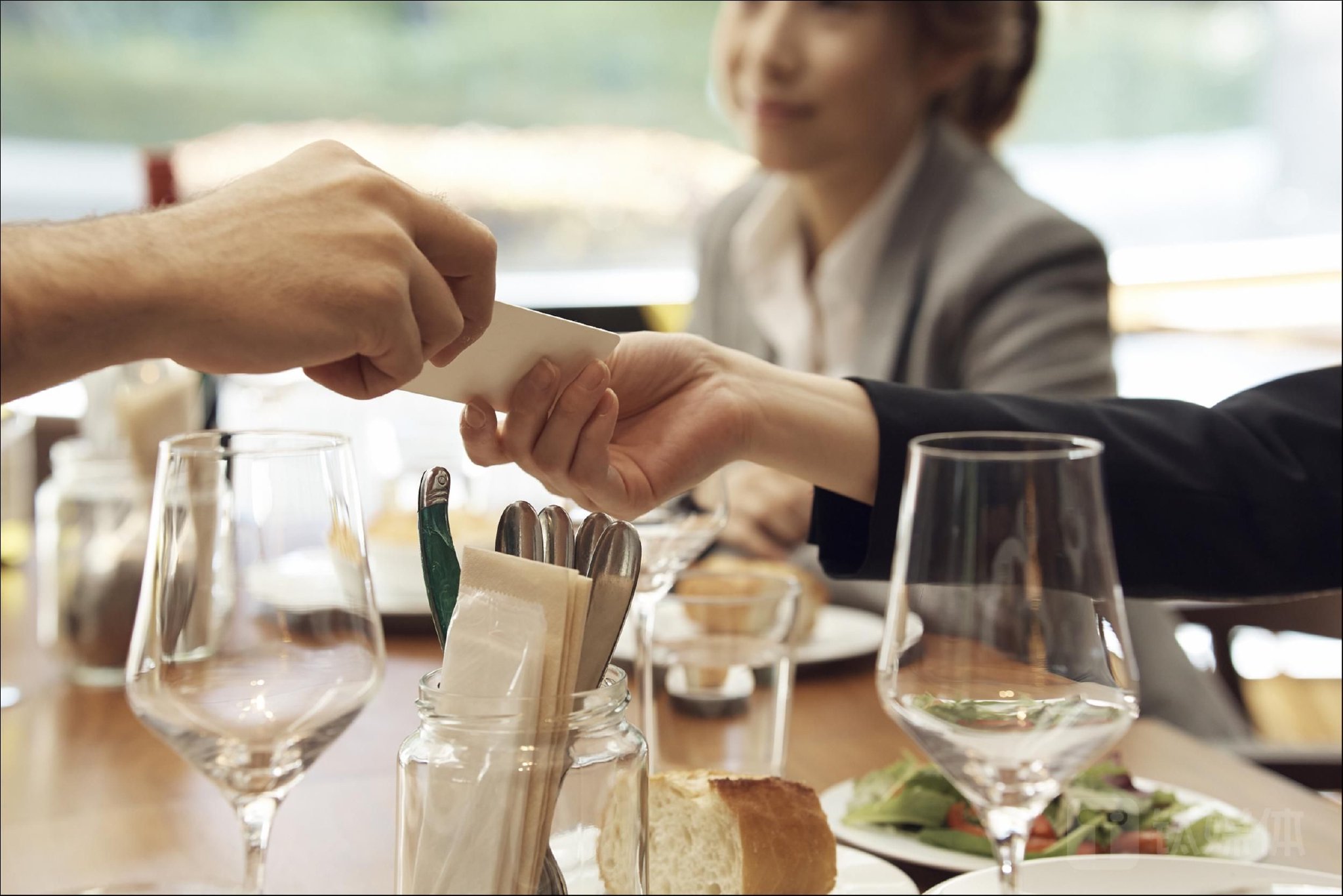 星辉娱乐：高溢价出售低效子公司给关联方，看似聚焦主业实则防止ST