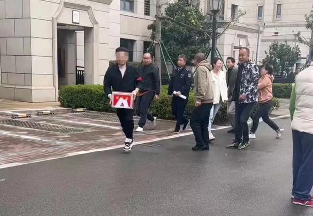11月12日上午，上海青浦區新華聯雅苑小區內，搶奪票箱的男子帶著投票箱跑開。受訪者 供圖