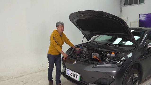 这辆深蓝SL03的前后防撞梁中规中矩……