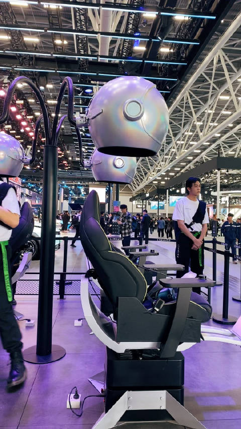 Tony老师也来车展现场了？哦嚯…冒犯了