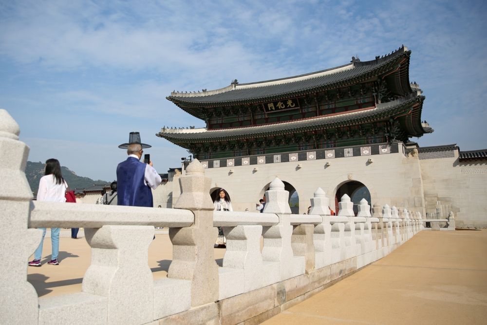 10月18日，遊客在南韓首爾光化門參觀拍照。新華社記者王益亮攝