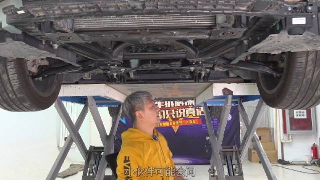 这辆深蓝SL03的底盘不仅平整度好……