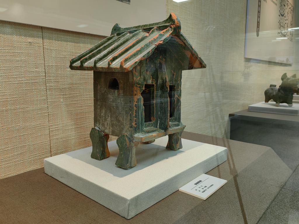 漢中市博物館收藏的漢代綠釉陶廁。新華社記者 孫正好 攝