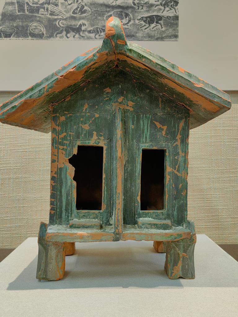 漢中市博物館收藏的漢代綠釉陶廁。新華社記者 孫正好 攝