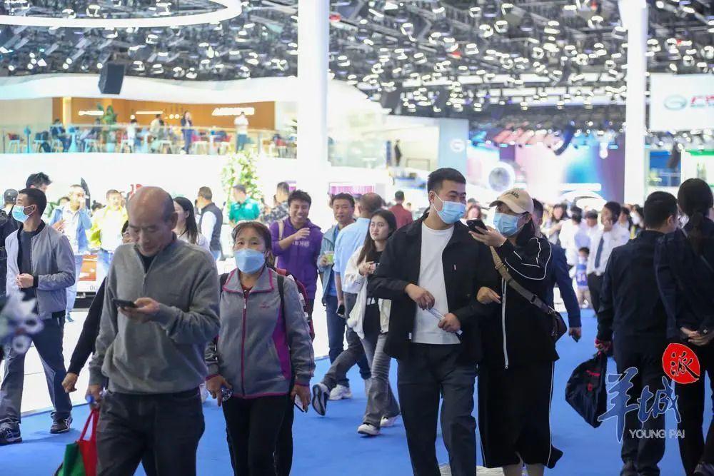 新能源车还是燃油车？广州车展上的市民这样说→