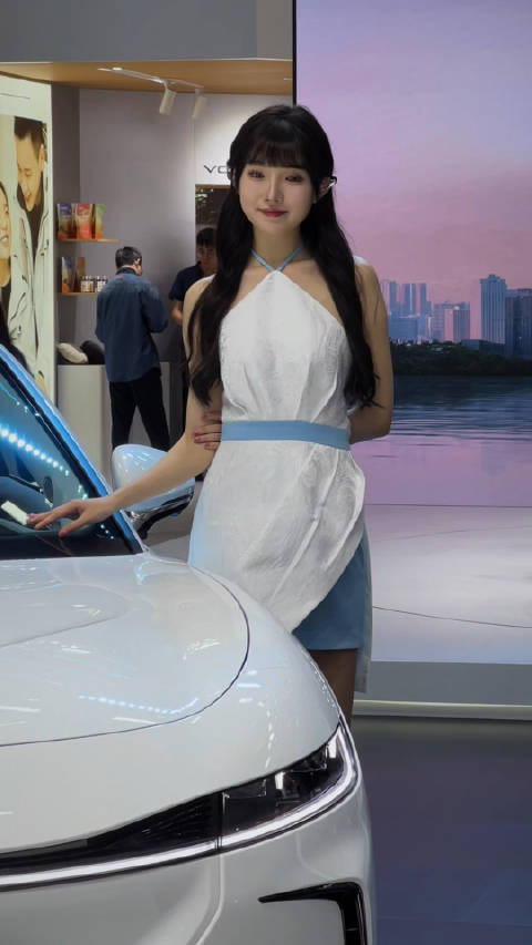 关于《我的一位朋友逛车展》