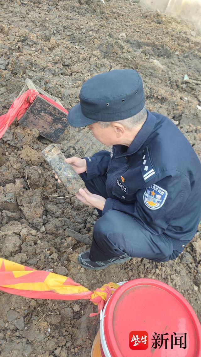 图为排爆特警处置发现的炮弹