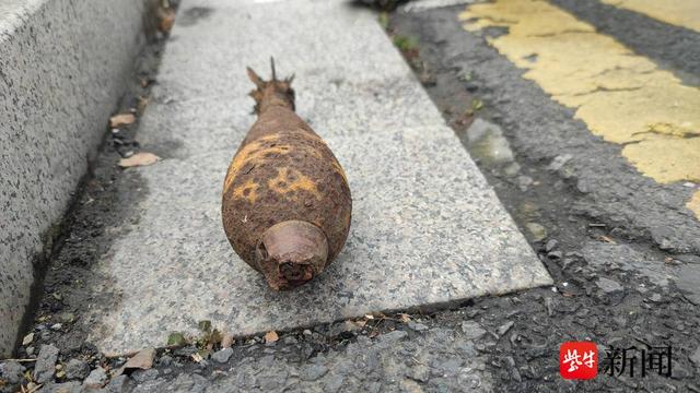 图为排爆特警处置发现的炮弹