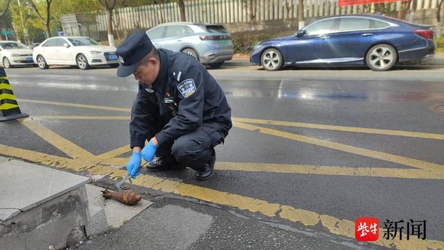 图为排爆特警处置发现的炮弹