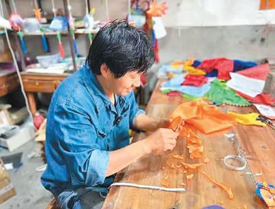 申屠飞东在制作花灯。江南镇供图