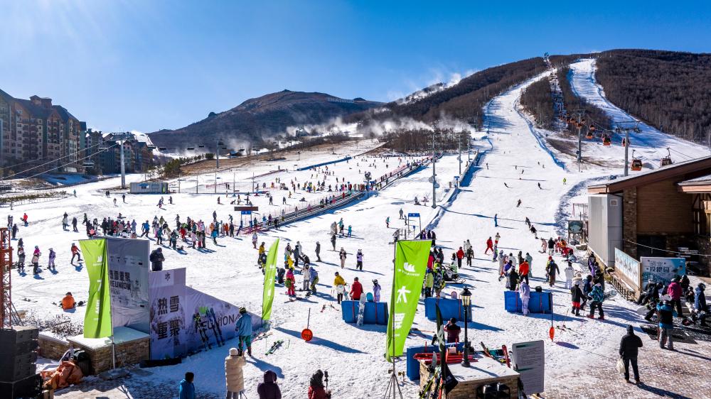 圖為太舞滑雪小鎮內,遊客們在陽光下感受冰雪運動魅力