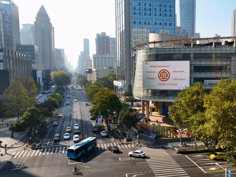 江苏百瑞赢周年庆视频亮相新街口大屏，传播投资创造共赢新理念！